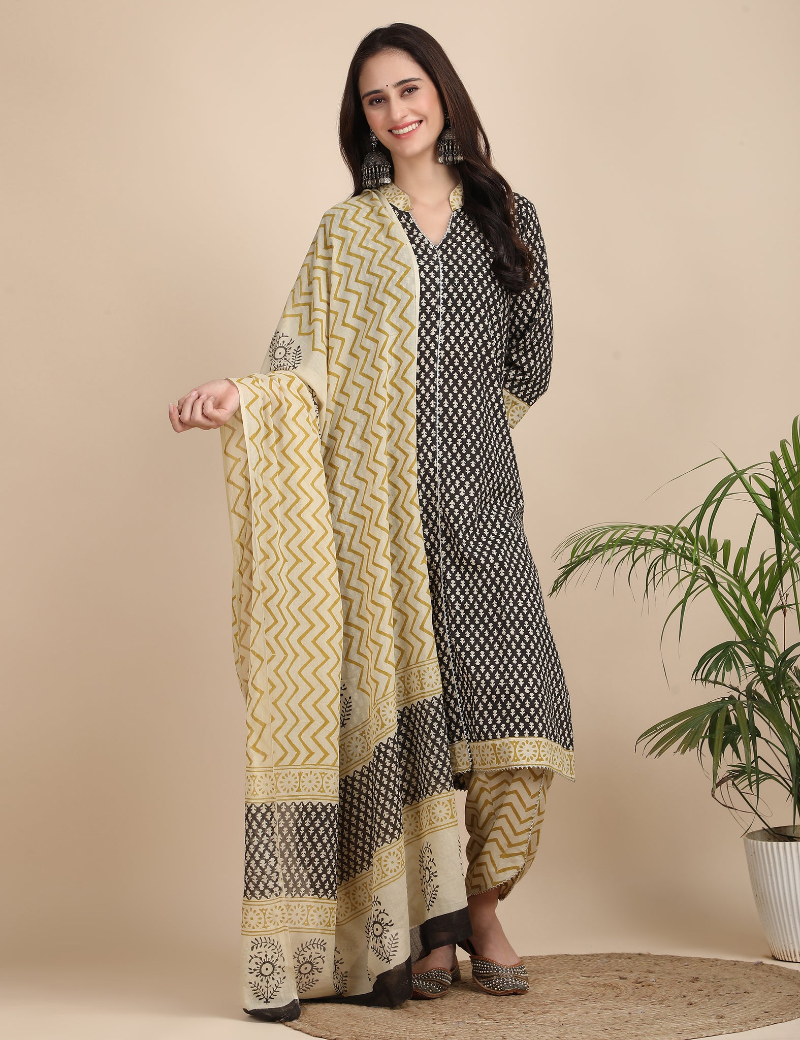 Suneheri Gota patti kurta set with dupatta