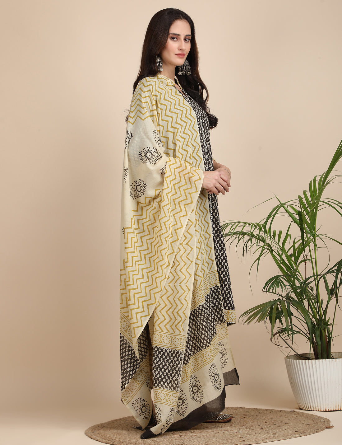 Suneheri Gota patti kurta set with dupatta